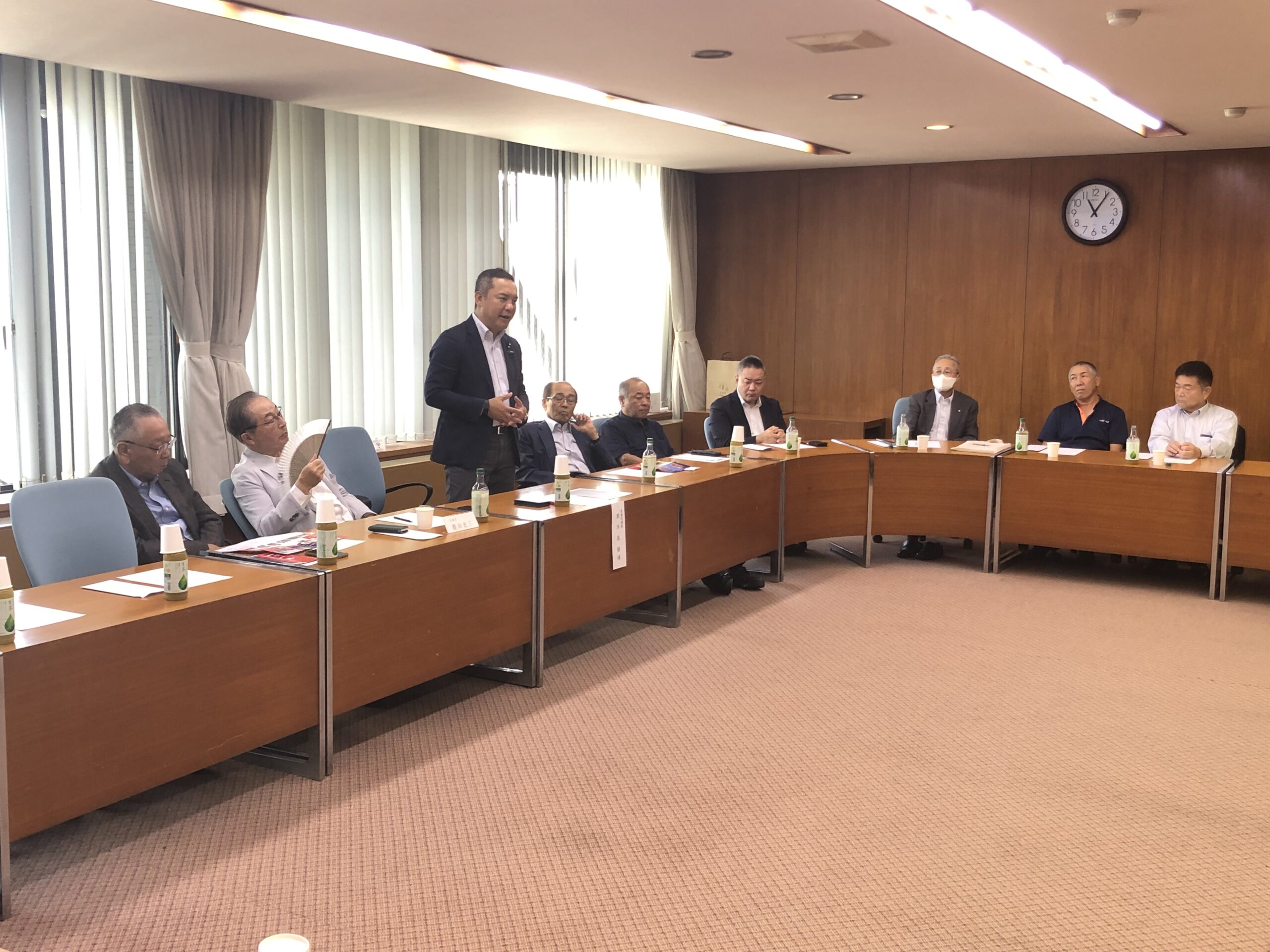 2023年8月23日（金）、伊勢商工会議所の第一会議室において、「鈴木英敬国政報告会および中政連会員との意見交換会」が開催され、25名の会員が参加しました。鈴木英敬代議士からは、国政の最新情報や次期自民党総裁選に関する報告が行われ、特に財政政策や地域経済の活性化についての考えが共有されました。その後の意見交換では、財政の運用や外交政策に関して意見が交わされ、地域企業の現状や課題についても議論が深まりました。参加者は、こうした意見交換が地域の発展に不可欠であることを再認識し、今後も継続的な対話の場が求められています。